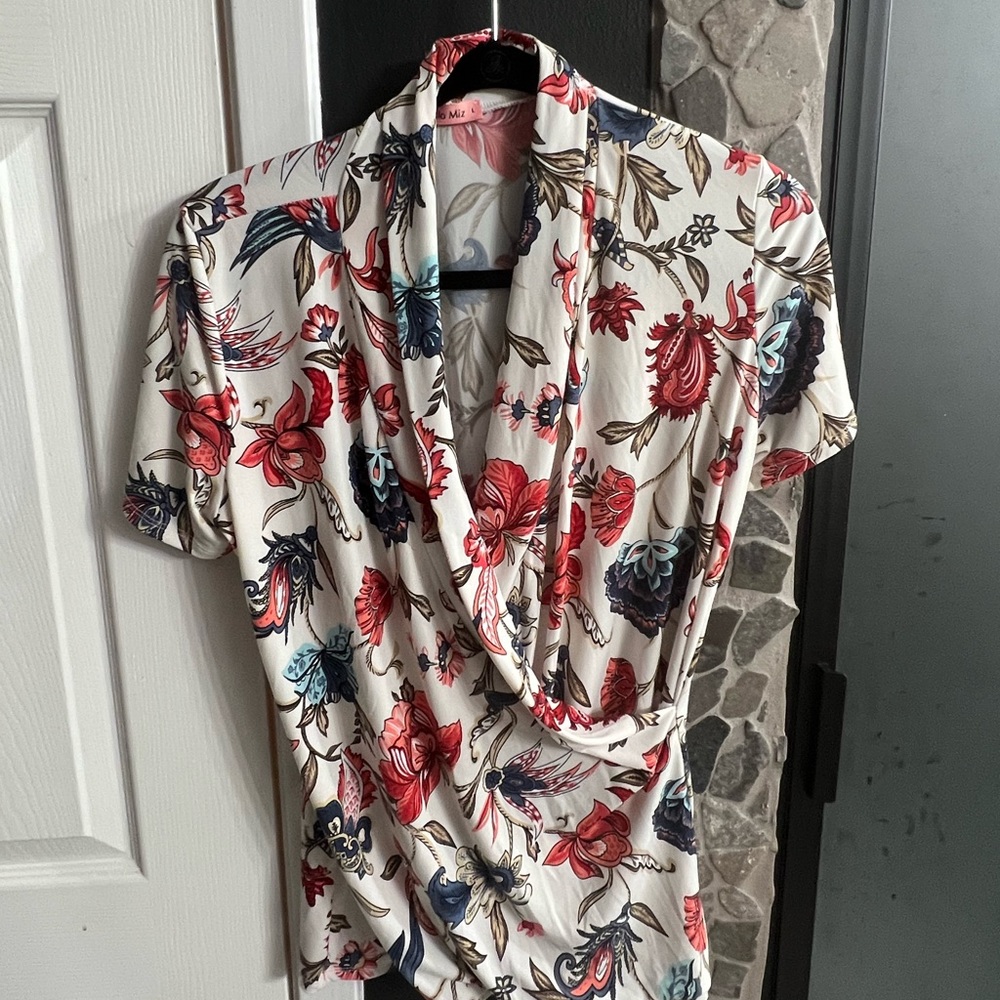Maternity/nursing top. Very flattering fit for baby bumps. Size L.